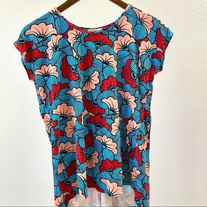 Jersey knit top. Nice fine details. Contemporary deco print. XS